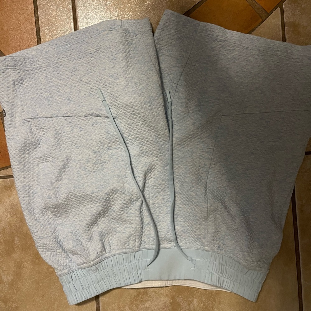Size small 7in seam blue lululemon shorts - Picture 3 of 3